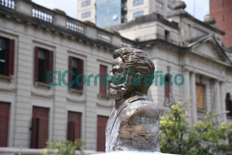 Colocan un monumento a Pedro Benoit en los jardines del Palacio Municipal platense 2