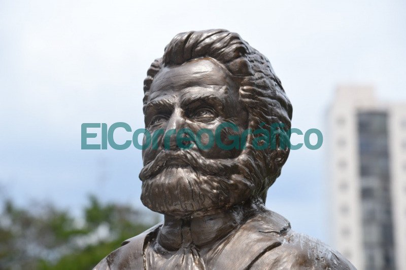 Colocan un monumento a Pedro Benoit en los jardines del Palacio Municipal platense 4