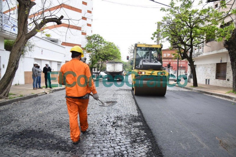 Colocan y reemplazan la carpeta asfaltica sobre calles de adoquin 2