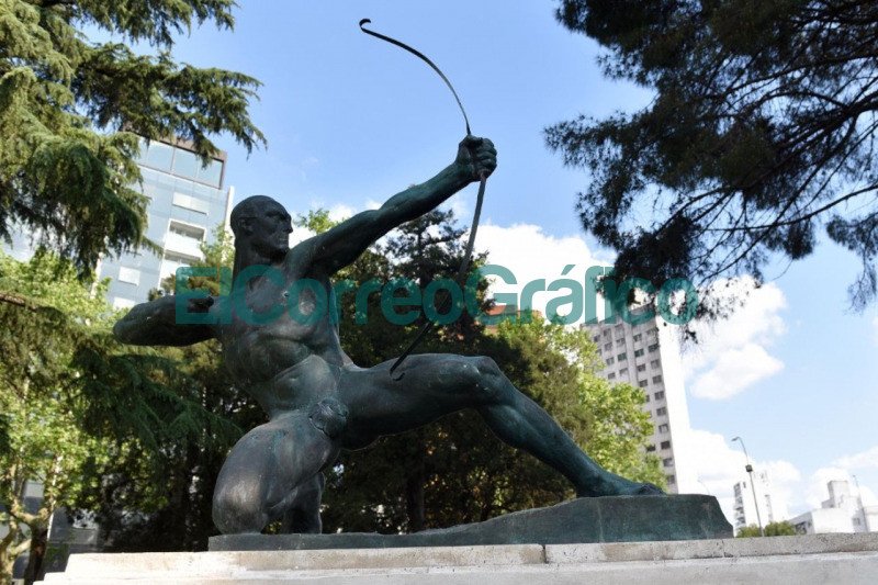 Despues de 40 anos vuelve a lucir el arco en la emblematica escultura de Hercules Arquero 1