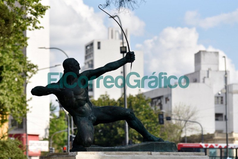 Despues de 40 anos vuelve a lucir el arco en la emblematica escultura de Hercules Arquero 2