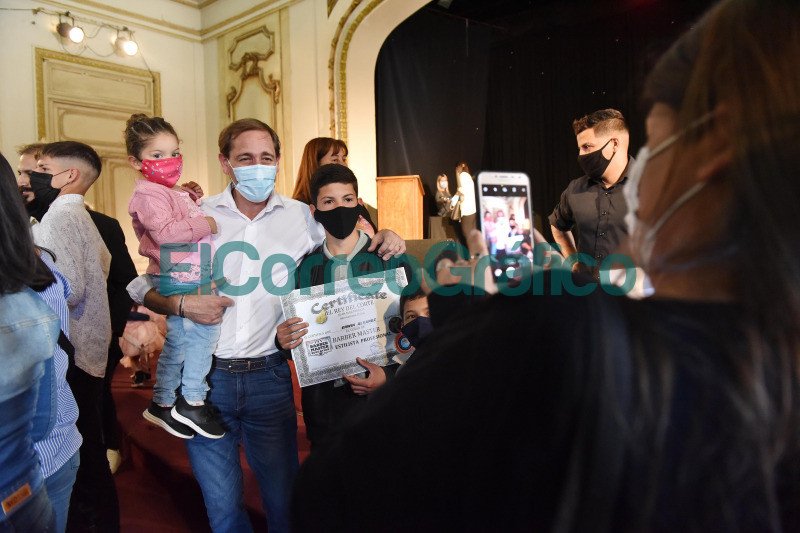 Garro participo de una entrega de diplomas a integrantes de la Fundacion Barberos Solidarios 2