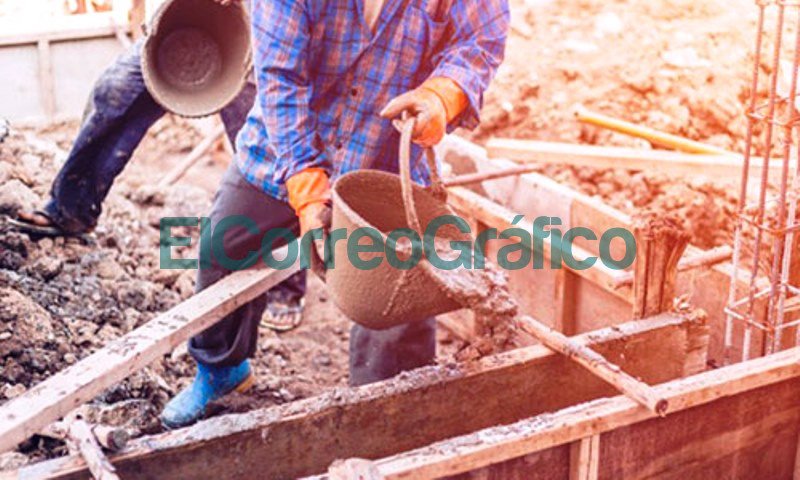 El Gobierno lanzó un plan de empleo para la construcción que apunta a desocupados herramientas de un albanil