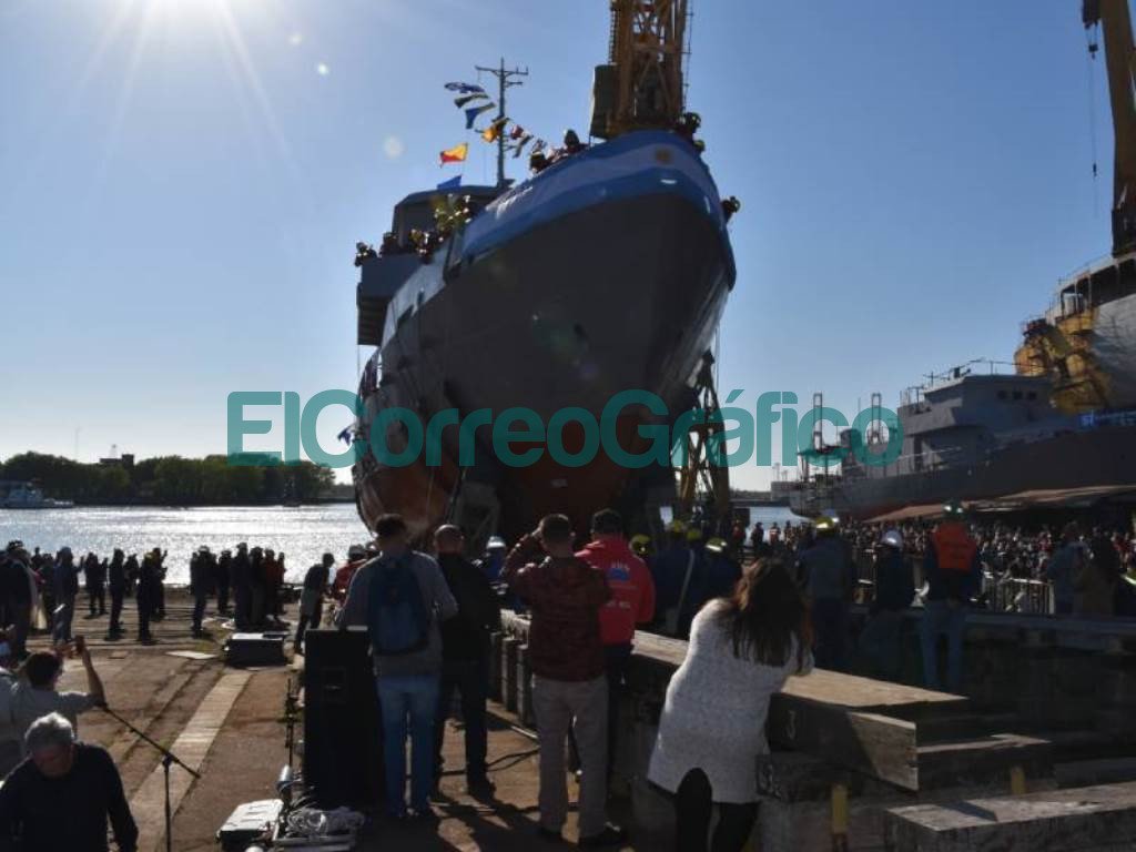 la lancha de la Armada hecha en el Astillero la botaron sin motor ni helice 01