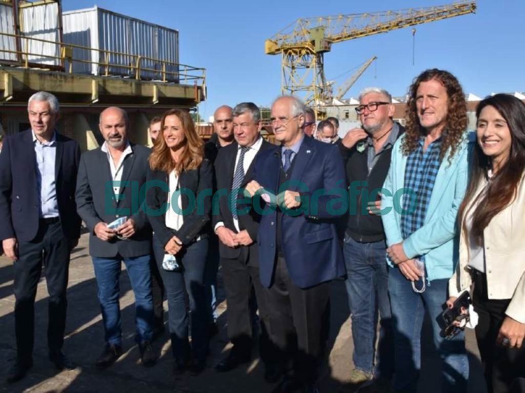 la lancha de la Armada hecha en el Astillero la botaron sin motor ni helice 05