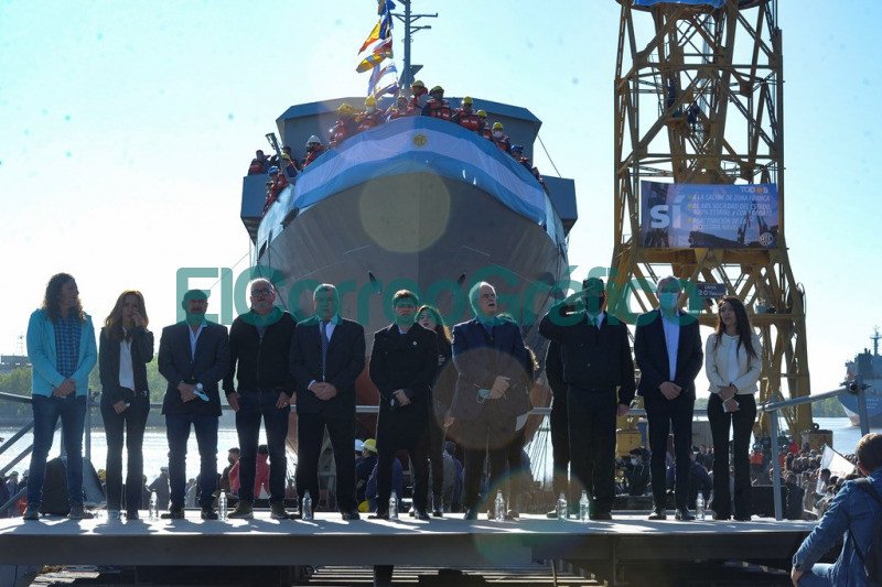 la lancha de la Armada hecha en el Astillero la botaron sin motor ni helice 09
