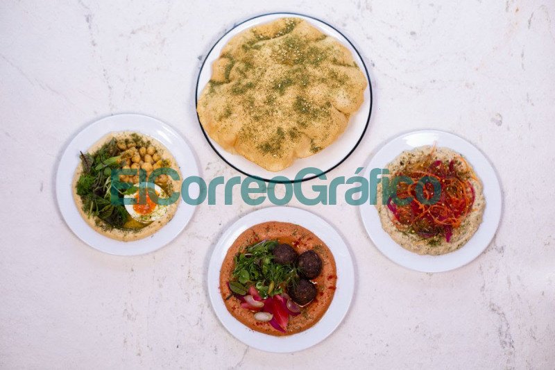 Festival de la Cocina Israelí del 2 al 12 de diciembre 16 36 Seleccion de platos de Medio Oriente acompanados con pan pita crocante.