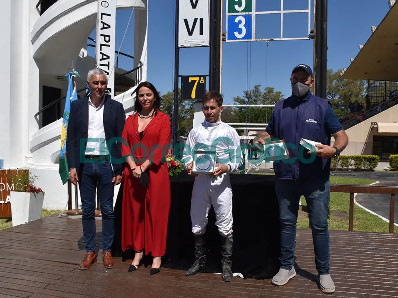 Cagliardi entrego el Premio Ciudad de Berisso en el Hipodromo Platense 3
