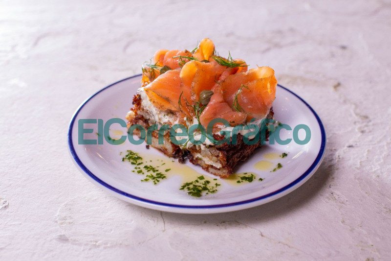 Festival de la Cocina Israelí del 2 al 12 de diciembre Fayer Latke con salmon gravlax labneh de alcaparras eneldo cebolla encurtida.