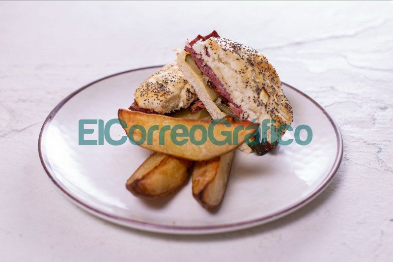 Festival de la Cocina Israelí del 2 al 12 de diciembre Schuster Pletzalej con pastron y pepinos agridulces con papas rusticas.