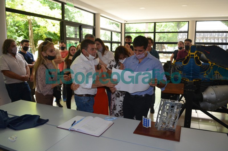 12. La familia con el diploma de Matias Barcelo.