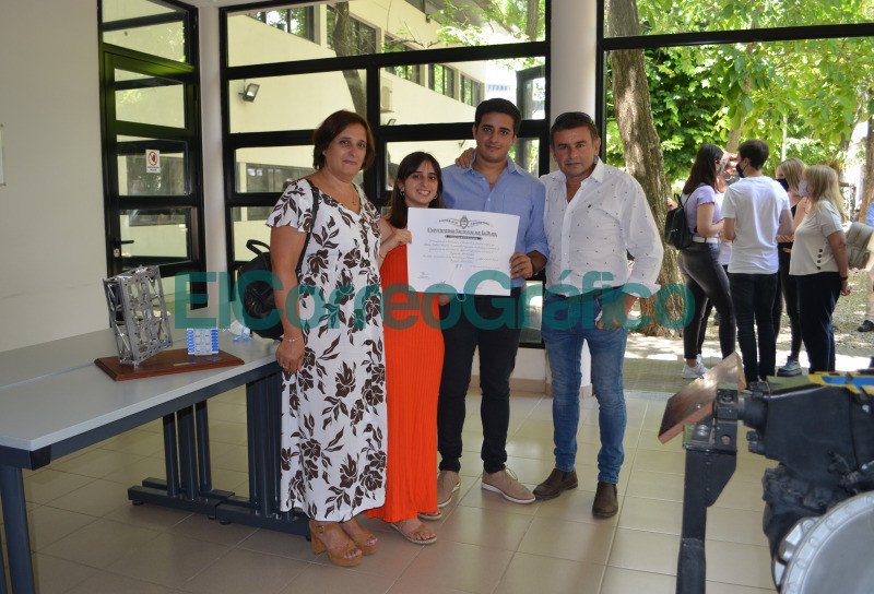 14. Merecido reconocimiento. La familia de Matias con el diploma de Ingeniero Aeronautico.