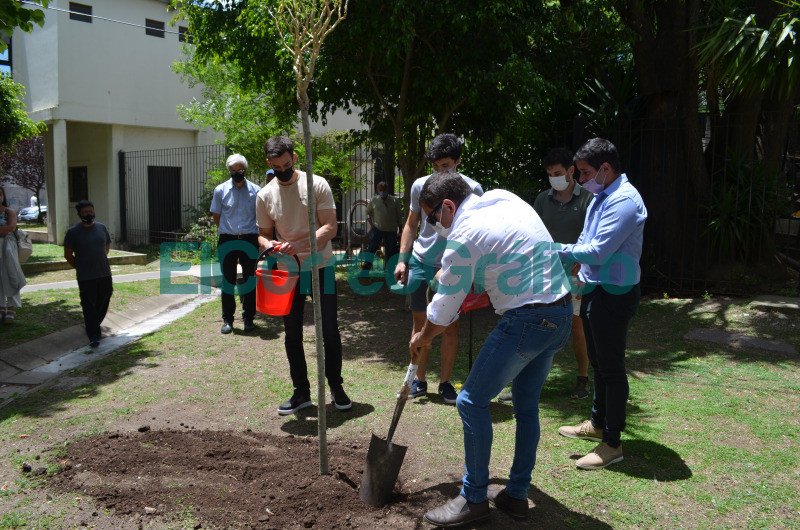 3. Fabian Barcelo papa de Matias durante la plantacion de un sauce en recuerdo de su hijo.