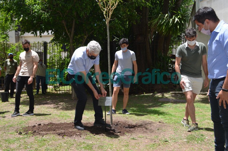 4. El vicepresidente institucional de la UNLP y director del CTA Dr. Ing. Marcos Actis.