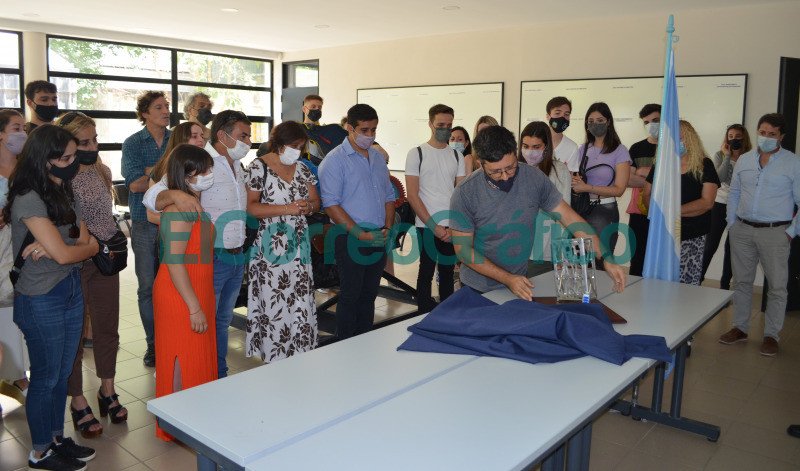 7. El Ing. Alejandro Patanella entregando la maqueta de la estructura del satelite a la familia de Matias.