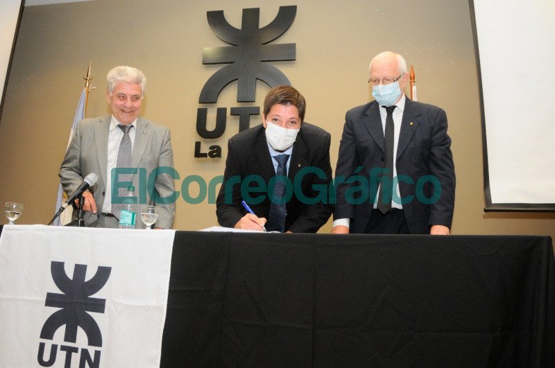 Asumio el nuevo Decano de la UTN La Plata Fantini con traje claro Ricci en el centro 1