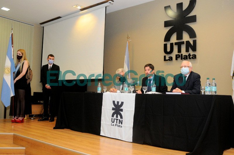 Asumio el nuevo Decano de la UTN La Plata Fantini con traje claro Ricci en el centro 2