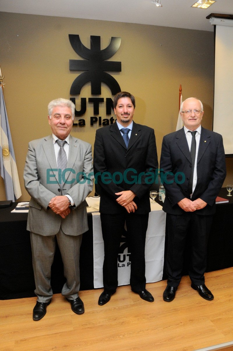 Asumio el nuevo Decano de la UTN La Plata Fantini con traje claro Ricci en el centro 3