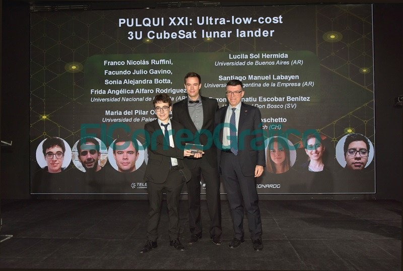 Franco Ruffini y Tomas Boschetto recibiendo el premio en manos de Stefano Beco Responsable de Tecnologia de Telespazio.