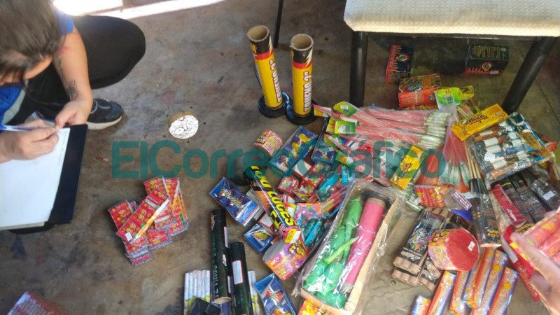 Levantan puestos de venta ilegal de pirotecnia y clausuran un comercio no habilitado 1