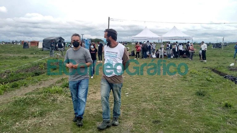 Acusaciones cruzadas entre Kicillof y Garro mientras crecen las tomas de tierras en La Plata Andres Larroque en lo que fue la toma de Guernica