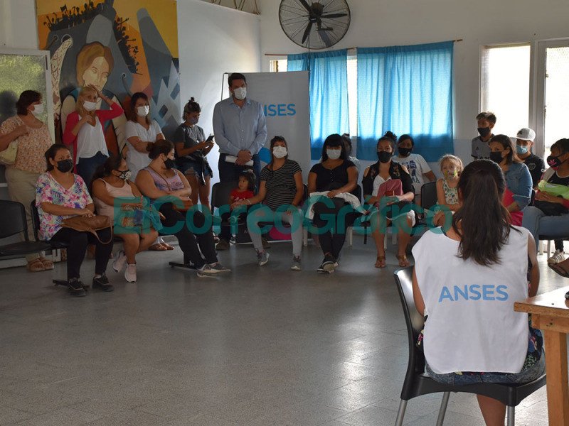 Cagliradi con Raverta paseó el ANSES local y el CIC de Barrio Obrero Cagliradi con Raverta paseo el ANSES local y el CIC de Barrio Obrero 5