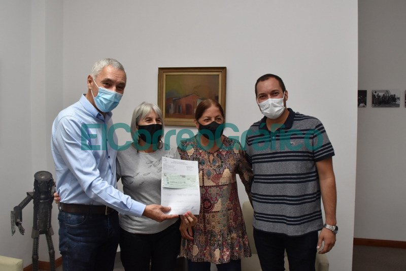 Entrega en Berisso de fondos del Catalogo Cultural 5
