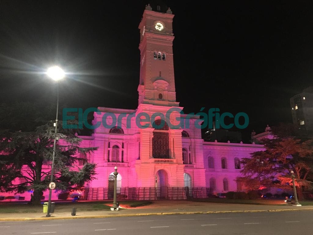 Municipio de violeta para concientizar sobre Enfermedades Raras o Poco Frecuentes
