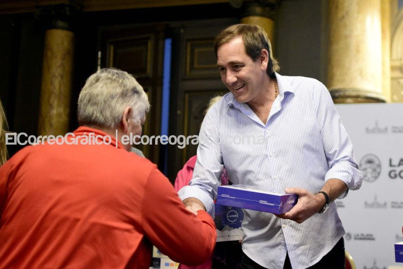 Garro entregó más de un centenar de tablets a adultos mayores Garro entrego mas de un centenar de tablets a adultos mayores 3