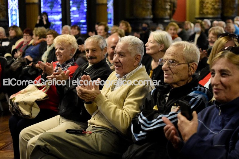 Garro entregó más de un centenar de tablets a adultos mayores Garro entrego mas de un centenar de tablets a adultos mayores 4