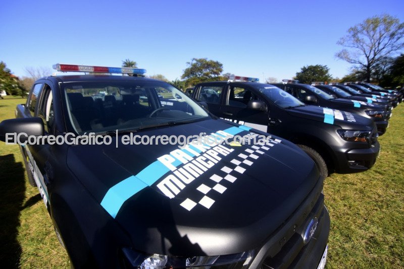 Garro presentó móviles de la Guardia Urbana y reiteró el pedido para manejar la Policía Local Garro presento moviles de la Guardia Urbana y reitero el pedido para manejar la Policia Local 2