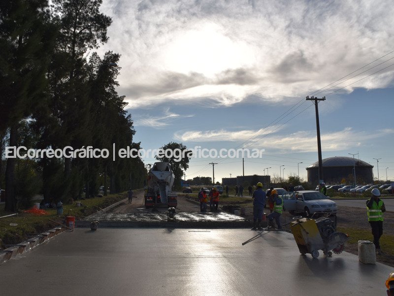 Cagliardi con Arrieta pasearon a Mincarelli por las obras viales de la Avenida del Petróleo Cagliardi con Arrieta pasearon a Mincarelli por las obras viales de la Avenida del Petroleo 1