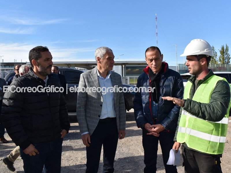 Cagliardi con Arrieta pasearon a Mincarelli por las obras viales de la Avenida del Petróleo Cagliardi con Arrieta pasearon a Mincarelli por las obras viales de la Avenida del Petroleo 2