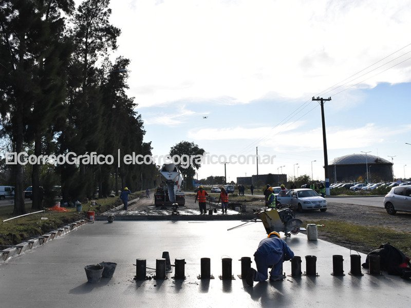 Cagliardi con Arrieta pasearon a Mincarelli por las obras viales de la Avenida del Petroleo 3