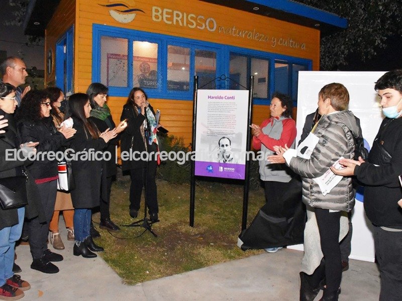 Inauguraron un cartel con el nombre “Haroldo Conti” del embarcadero Inauguraron la restitucion del cartel Haroldo Conti del embarcadero 2
