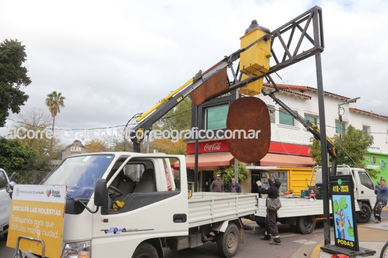 Removieron el arco de ingreso a City Bell para su renovación y restauración Removieron el arco de ingreso a City Bell para su renovacion y restauracion