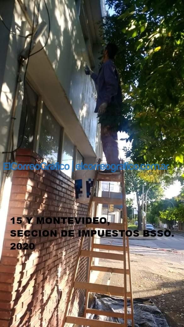 Ex empleado de Avistar Leonel Zanolla pintando la Direccion de Ingresos Publicos