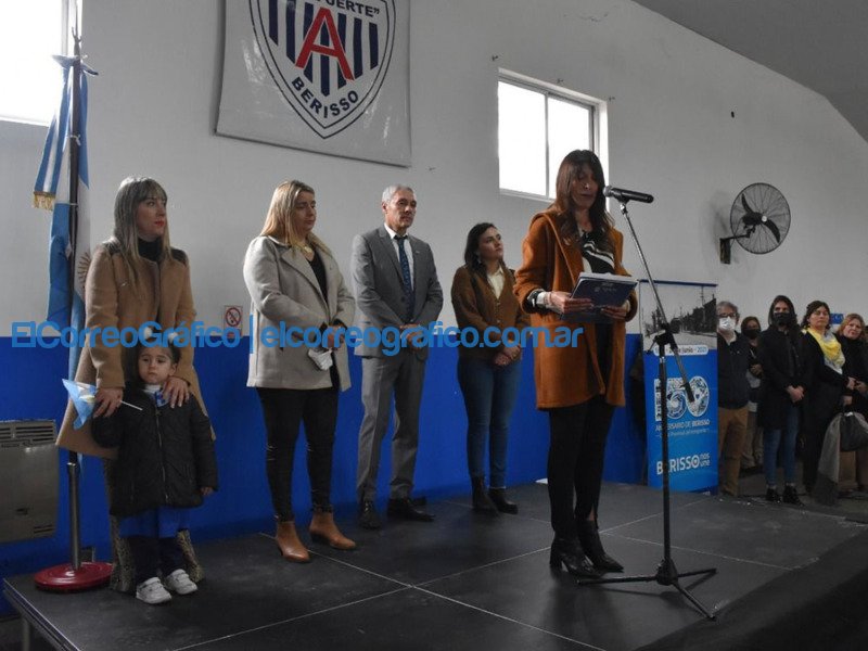 "Le Promese a le Bandere": Fuerte rechazo del 'lenguaje inclusivo' de la Jefa Distrital de Berisso Fuerte rechazo del lenguaje inclusivo de la Jefa Distrital de Berisso