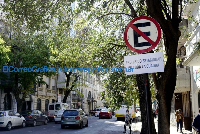 Desde el lunes comienzan a incorporarse los carriles exclusivos de colectivos en calle 54 1