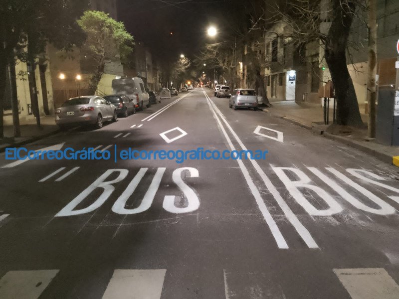 Comienzan los carriles exclusivos de colectivos en calle 54 Desde el lunes comienzan a incorporarse los carriles exclusivos de colectivos en calle 54 3