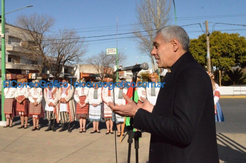 Entrega a la Colectividad Belarusa la ordenanza de donación de las tierras al Club Vostok Entrega a la Colectividad Belarusa la ordenanza de donacion de las tierras al Club Vostok 1