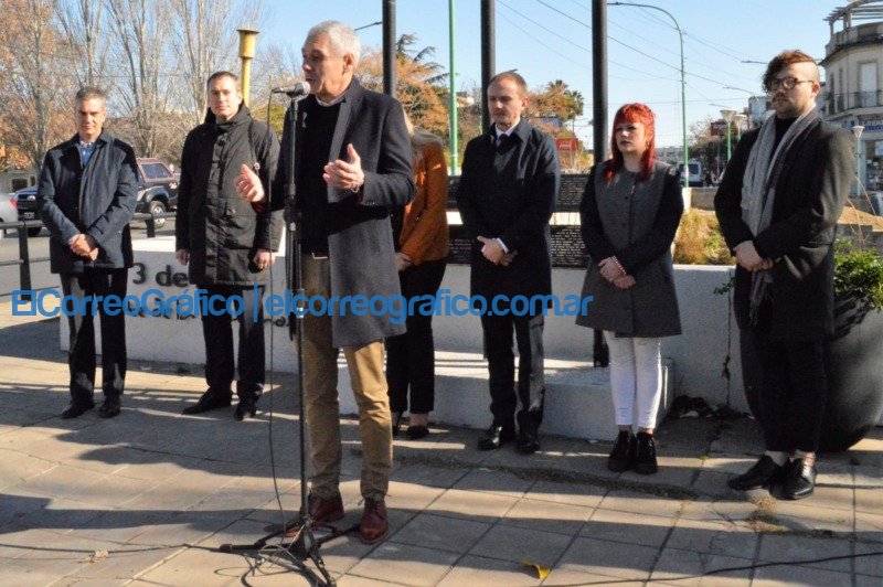 Entrega a la Colectividad Belarusa la ordenanza de donación de las tierras al Club Vostok Entrega a la Colectividad Belarusa la ordenanza de donacion de las tierras al Club Vostok 2