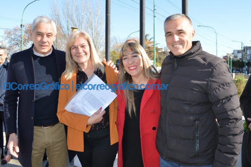 Entrega a la Colectividad Belarusa la ordenanza de donación de las tierras al Club Vostok Entrega a la Colectividad Belarusa la ordenanza de donacion de las tierras al Club Vostok 3