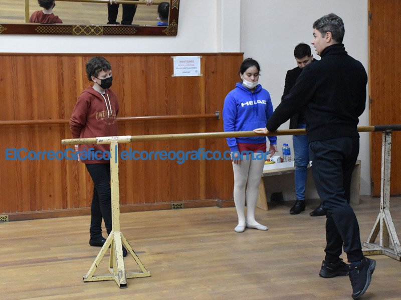Iñaki Urlezaga ofreció una clase magistral de danzas en Berisso Inaki Urlezaga ofrecio una clase magistral de danzas en Berisso 1