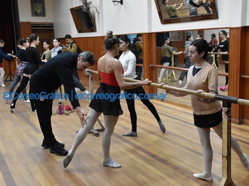 Inaki Urlezaga ofrecio una clase magistral de danzas en Berisso 3