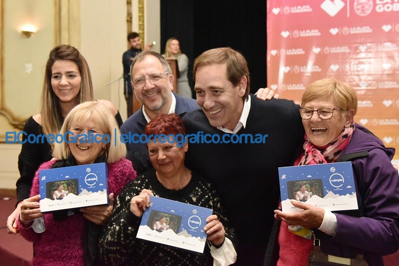 La Plata entregó 150 tablets a adultos mayores La Plata entrego 150 tablets a adultos mayores 2