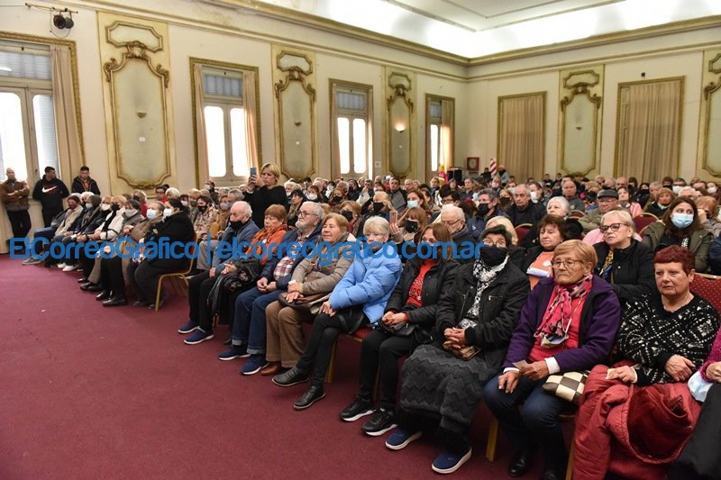 La Plata entrego 150 tablets a adultos mayores 4