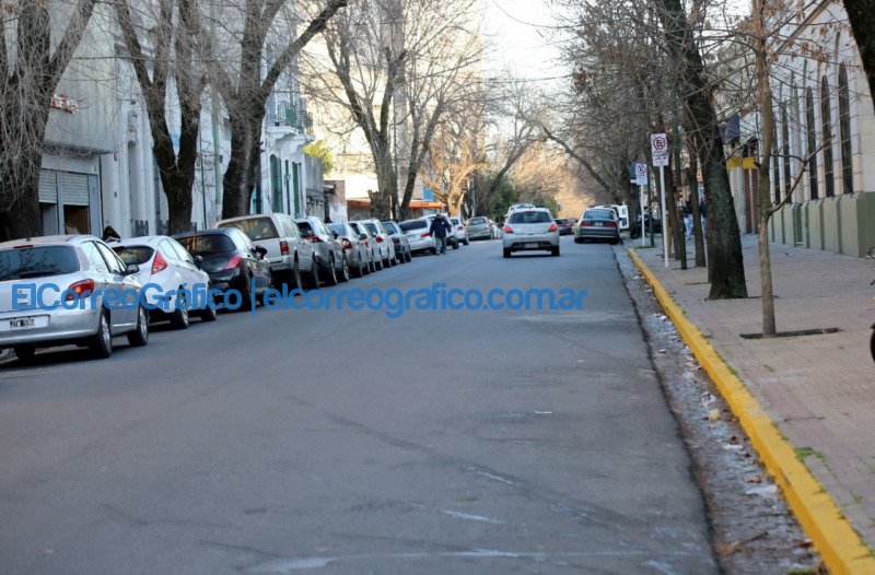 Prohiben estacionar sobre un tramo de calle 4 de La Plata 1
