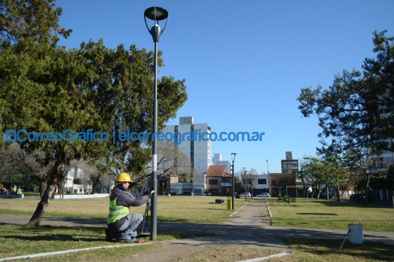 Reposición y renovación de luminarias LED en las plazas Rivadavia
