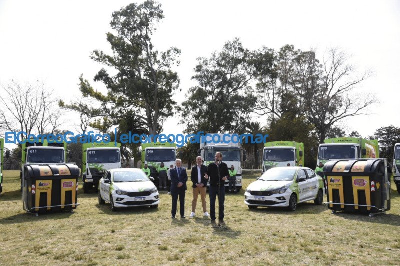 Garro presentó una nueva flota de camiones y contenedores para la recolección de residuos Garro presento una nueva flota de camiones y contenedores para la recoleccion de residuos 3